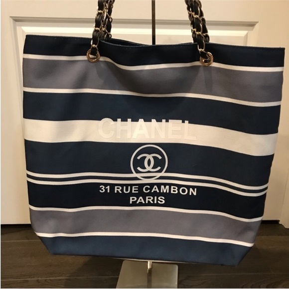 Chanel gift tote - Picture 3 of 10